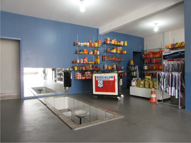 Interior real da loja Discalub com produtos automotivos
